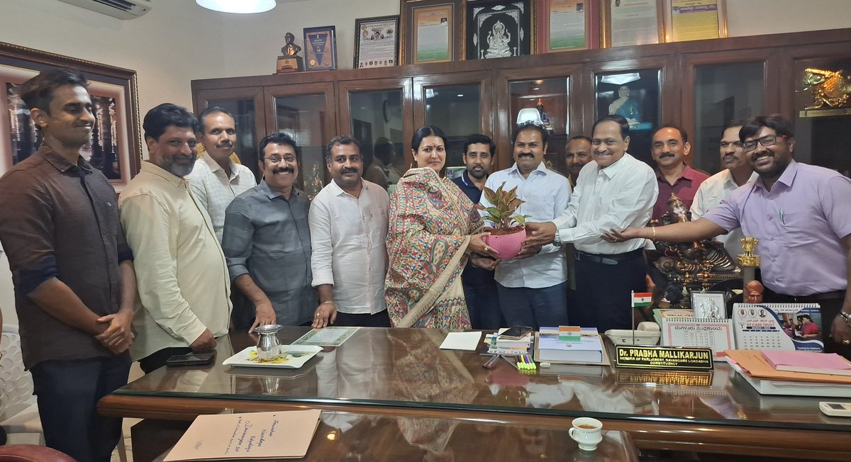 DrPrabhaSSM's tweet photo. ನಮ್ಮ ಸಕ್ಷಮ ಟೀಮ್ ನ ಸದಸ್ಯರು ಹಾಗೂ
ದಾವಣಗೆರೆ ಪಿಯು ಕಾಲೇಜು ಆಡಳಿತ ಮಂಡಳಿ ಸಂಘದ ಸದಸ್ಯರು ಗೃಹಕಚೇರಿಯಲ್ಲಿ ಭೇಟಿ ಮಾಡಿ ಜನ್ಮದಿನದ ಶುಭಾಶಯ ಕೋರಿದ ಸಂದರ್ಭ..
#ManagementCommittee #SakshamTeam #BirthdayWishes https://t.co/rZuKuU3SDL