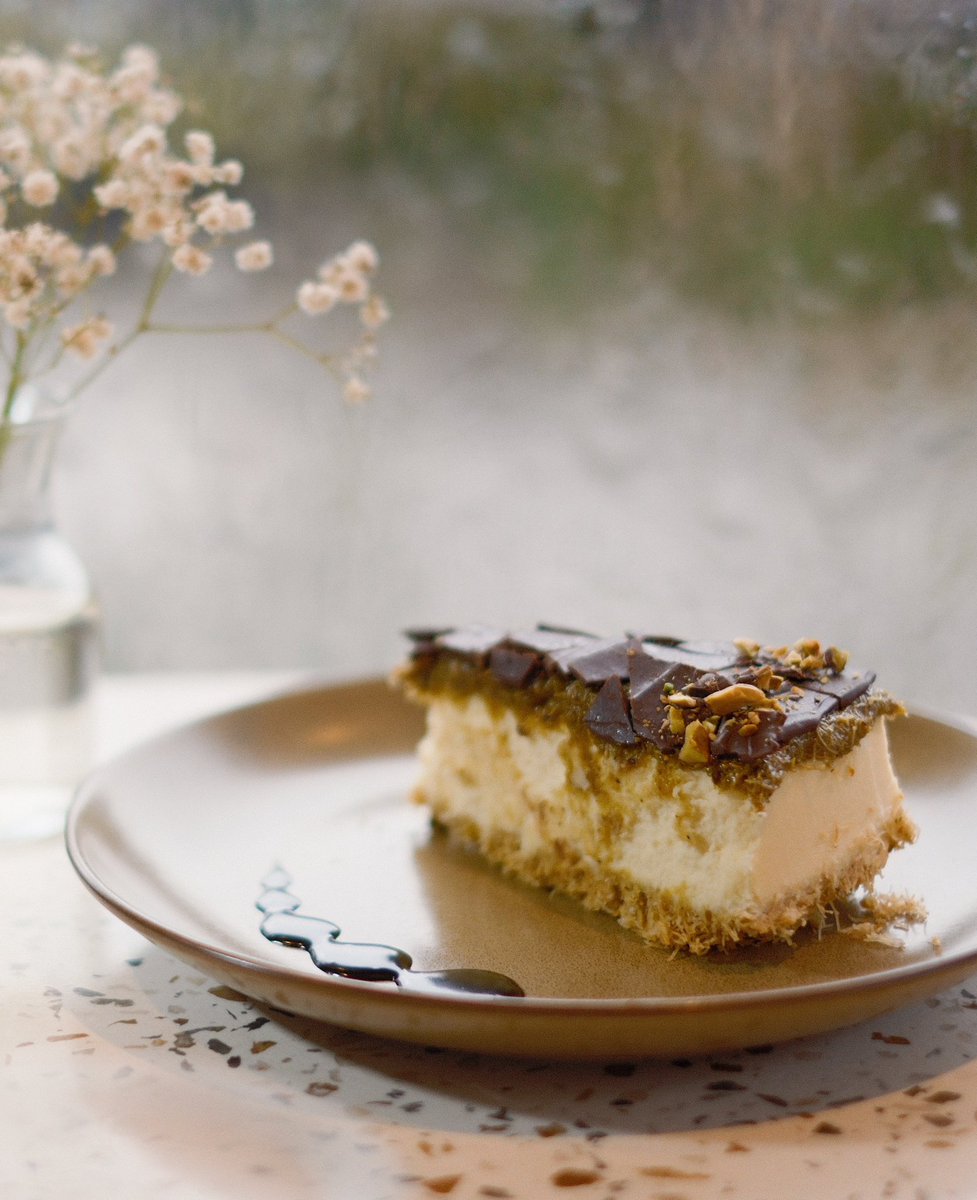 BARUUU!!! 💚
Spesial bulan Ramadhan! 
DUBAI CHOCOLATE CHEESECAKE!

Buat yang tau-tau aja nih, buka puasa pake menu baru di Coklat Cafe jadi bikin puasa kamu afdollll! 

Paduan cokelat, kunafa, dan pistachionya passss banget! Apalagi dijadiin satu sama cheesecake! Gurih, lembut!