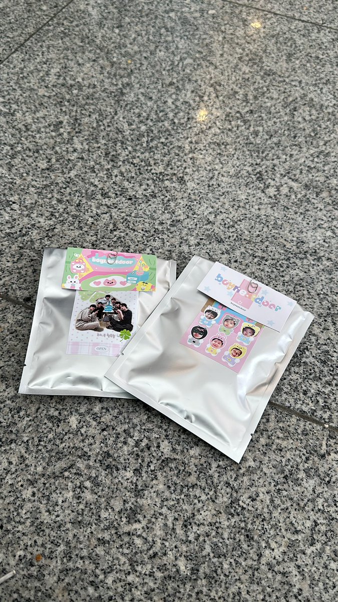 kpoppednails's tweet photo. come get your freebies!!

♡ rt &amp; follow to claim
♡ limited quantities available!!

 ♡ contains a random member photocard &amp; bnd lollipop 😋

#BOYNEXTDOOR #KNOCK_ON_Vol_1_SINGAPORE https://t.co/VckU3SebUd