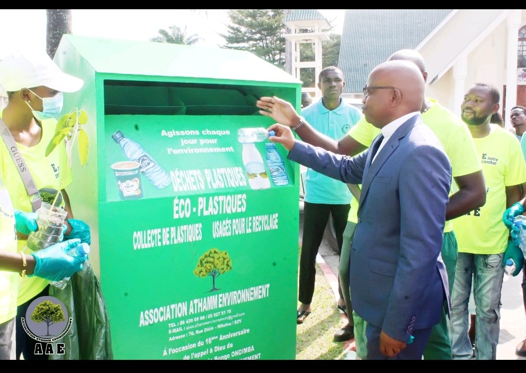 AssocATHAMMEnvi's tweet photo. À l'occasion du 16e anniversaire de l'appel à Dieu de Mme Édith Lucie Bongo Ondimba, @AssocATHAMMEnvi fait don d'un bac à collecte déchets plastiques à l'Institut Supérieur Polytechnique Sainte Lucie d'OYO. 1/2
13/03/25 #BacMadeinCongo
 @PR_Congo @ASoudanNonault @SassouNGuesso_ https://t.co/fyJIwQ5wzy