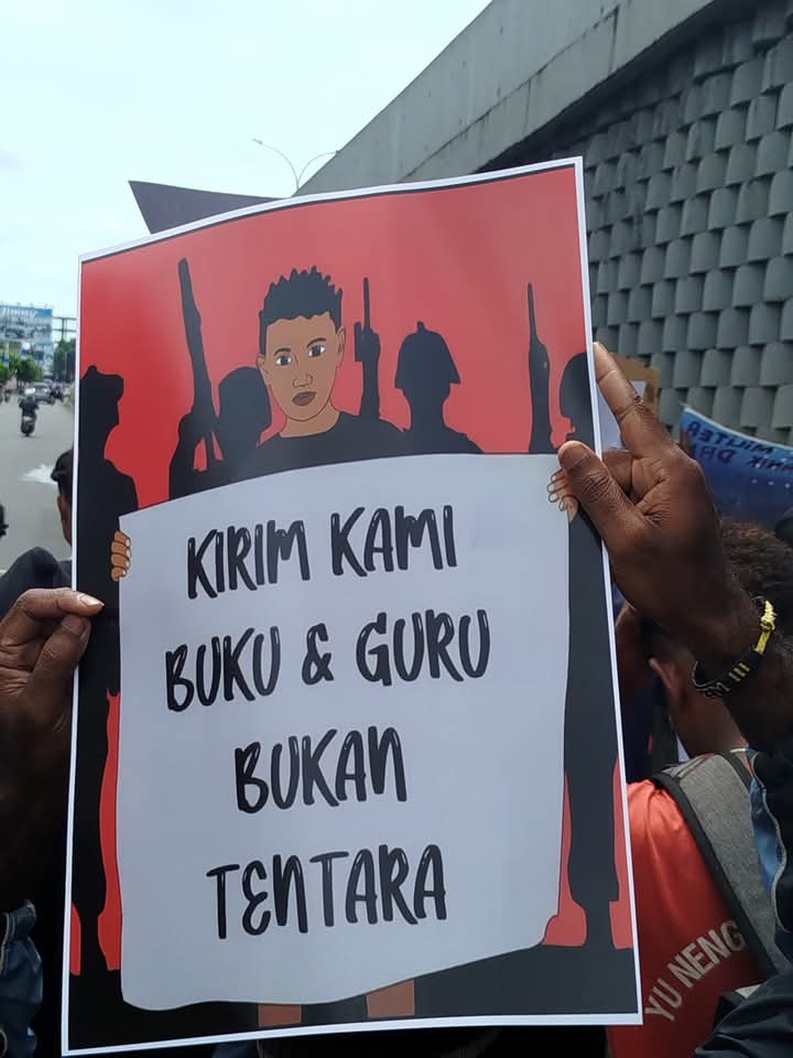 tewewulin's tweet photo. KIRIM KAMI BUKU DAN GURU 
BUKAN 
TENTARA 

#IndonesiaGelap2025 https://t.co/zaIktZzI6T