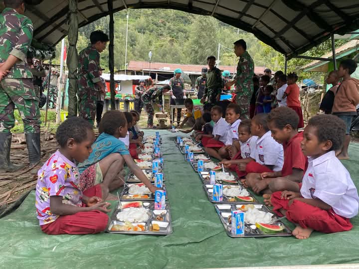 KIRIM KAMI BUKU DAN GURU 
BUKAN 
TENTARA 

#IndonesiaGelap2025