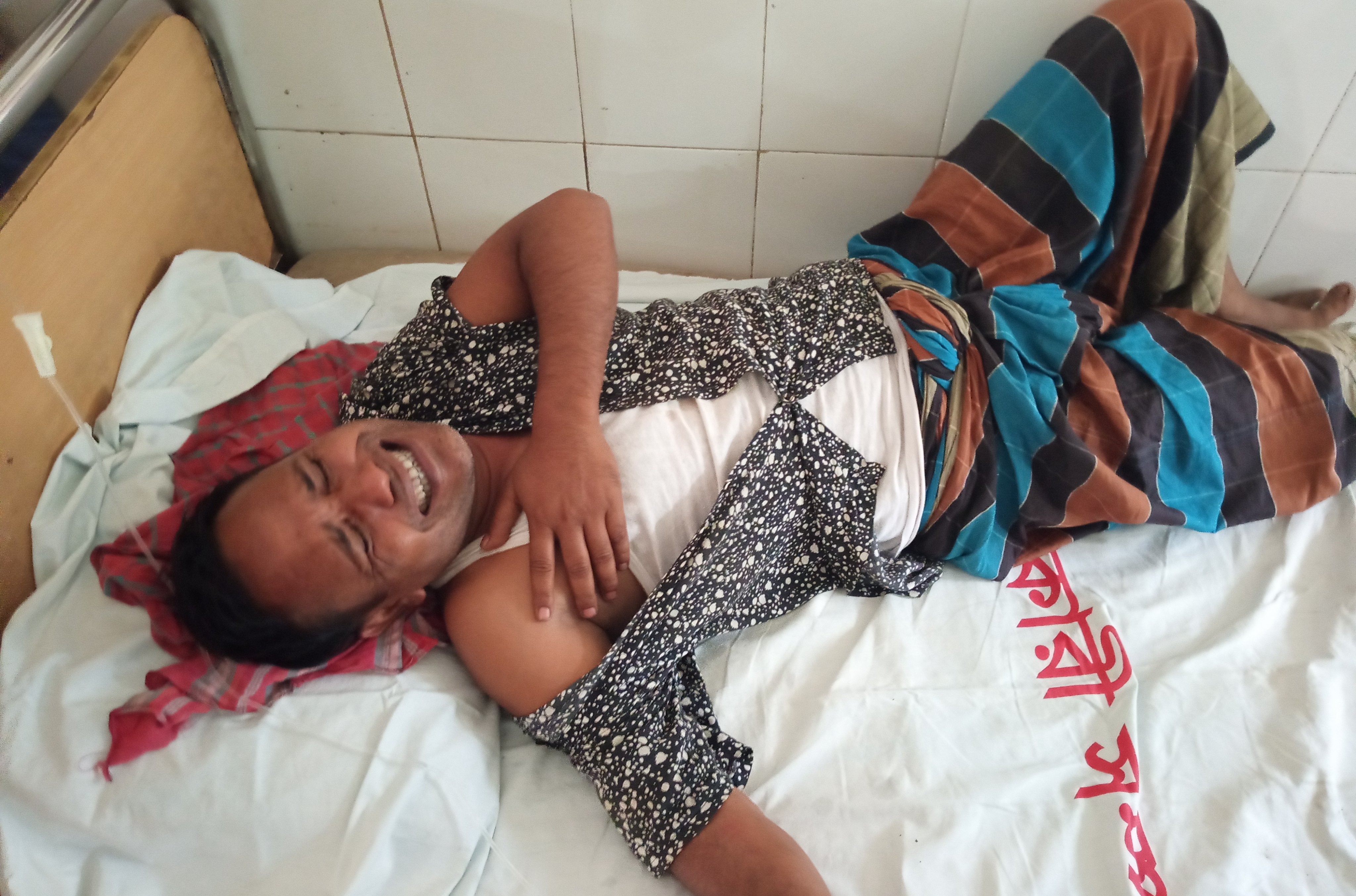 দোকানে বসে রাজনৈতিক কথাবার্তা পিকআপ চালককে মারধর