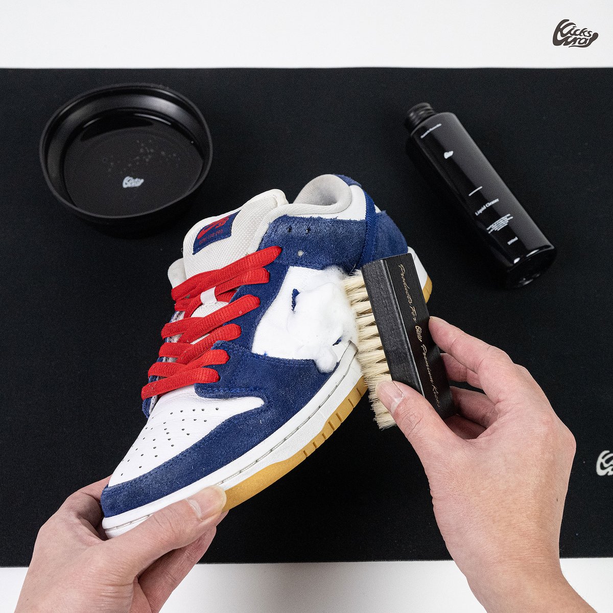 kickswrap's tweet photo. 【3/20 19:00予約開始】

Professional Shoe Care Kit
🔗https://t.co/YLkPcegda7

-あらゆる汚れに対応する7点のケアプロダクトを封したプロ仕様のシューケアキット。

Liquid Cleaner 200ml
🔗https://t.co/J4XuBTDPXR

-激しい汚れも徹底洗浄する徳用サイズの濃縮液体タイプシュークリーナー。 https://t.co/po5wShbXaA