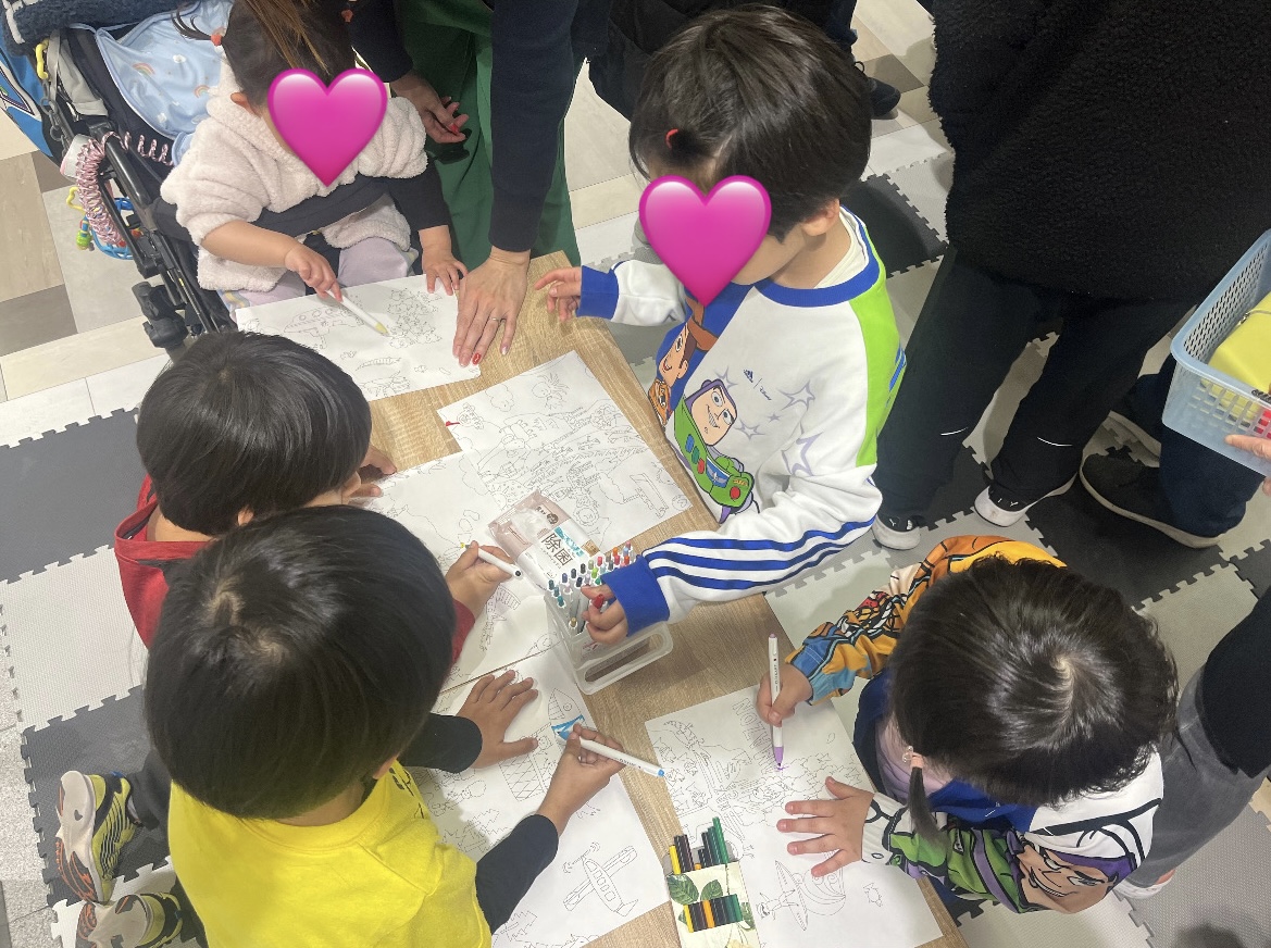 bun_urayasu's tweet photo. 🌸春の親子イベント NURIEで遊ぼう！🌸
ご参加くださり、誠にありがとうございました❣❣

皆さんで一枚の絵を完成させるチームプレイが新鮮でしたね😊

親子で協力したり、楽しんでいる姿、集中している姿などいろんな姿が見られてスタッフ一同も楽しかったです！

次回イベントは5/25(日)🐻💛 https://t.co/mvFcJppLsG