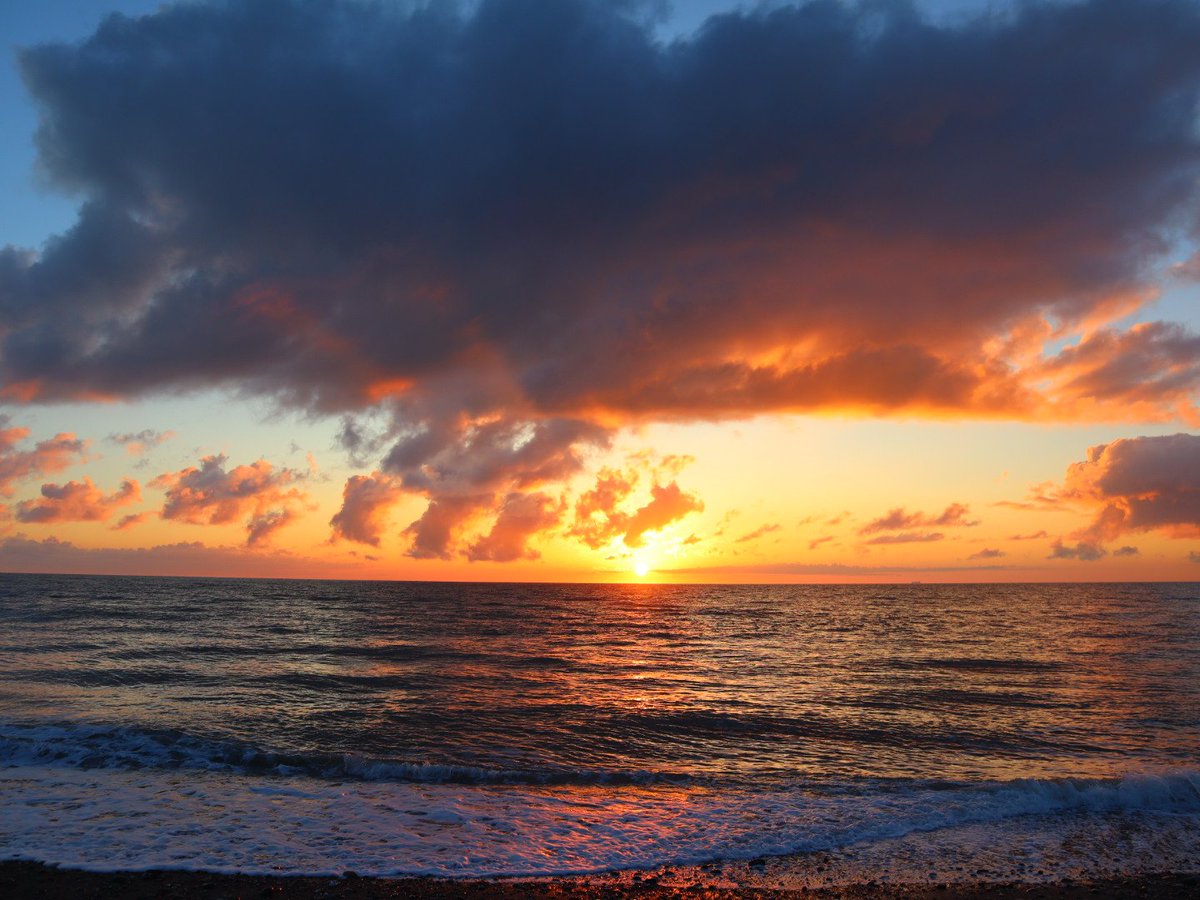 MartinM79510567's tweet image. Sunrise #ThePhotoHour #Sunrise #StPatricksWeekend #Newcastle beach #Wicklow #Ireland.