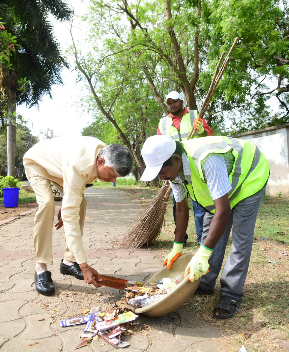 xpressandhra's tweet image. #AndhraPradesh CM @ncbn participates in #Swarnandhra-#Swachhandhra drive in #Tanuku, joins #municipal workers in cleaning NTR Park

@NewIndianXpress @BSNMalleswarRao
