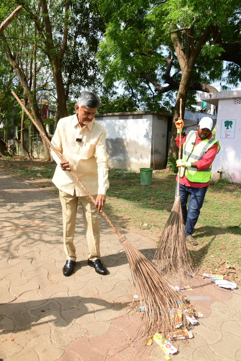 xpressandhra's tweet image. #AndhraPradesh CM @ncbn participates in #Swarnandhra-#Swachhandhra drive in #Tanuku, joins #municipal workers in cleaning NTR Park

@NewIndianXpress @BSNMalleswarRao