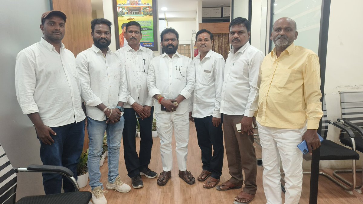 VatteJanaiah's tweet photo. మంచిర్యాల ఉమ్మడి జిల్లాలో ఏర్పాటు చేయనున్న బీసీ సమావేశానికి బీసీల గొంతుకలు అయిన @TeenmarMallanna గారిని మరియు బీసీ జేఏసీ సమన్వయ కర్త వట్టె జానయ్య యాదవ్ గారిని* ఆహ్వానించడం జరిగింది.

#vattejanaiahyadav #TeenmarMallanna #mancherial #bcleader https://t.co/CENEi4YwG8
