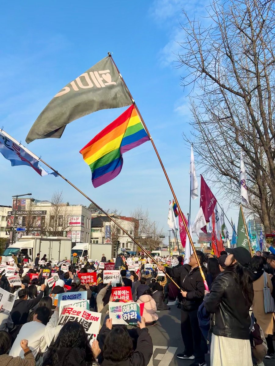 페미당당 깃발 경복궁역 3번 출구 근방에 올렸습니다.
