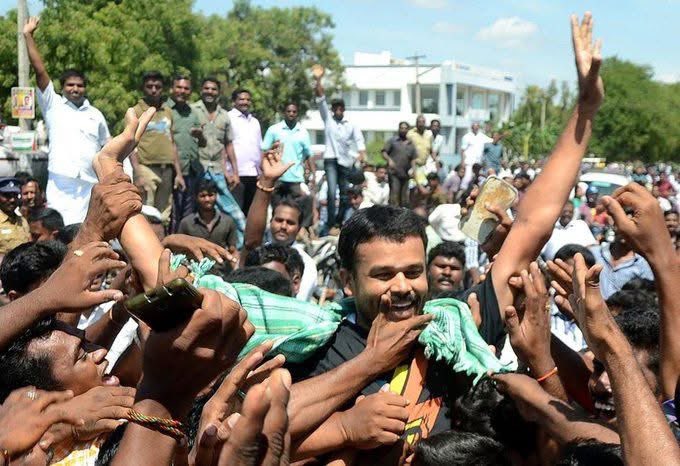 ItsGurubaai's tweet photo. பில்கிஸ் பானு வழக்கில் இருந்து வந்தவர்களை மாலை அணிவித்து வரவேற்ற மதவெறிக்கு சற்றும் குறைவில்லாதது இந்த சாதிவெறி! என்ன ஒரு வித்தியாசம் அங்கு அரசின் எச்சங்களே அதை செய்து காட்டியது. இங்கு ஆதிக்க மனநிலையிலுள்ள மக்கள்! https://t.co/QgCsLYkmxu