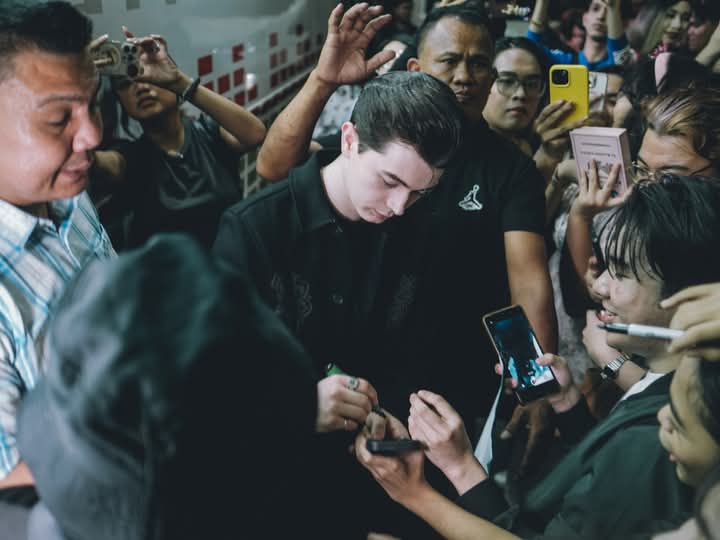 kenreayy's tweet photo. It's been a month since Elliot's Live Showcase, but it feels like yesterday when everything happened.

It all started with my dream of meeting the talented British singer-songwriter, Elliot James Reay. It feels surreal to think that what once seemed impossible actually happened. https://t.co/ogIfOfrqFb