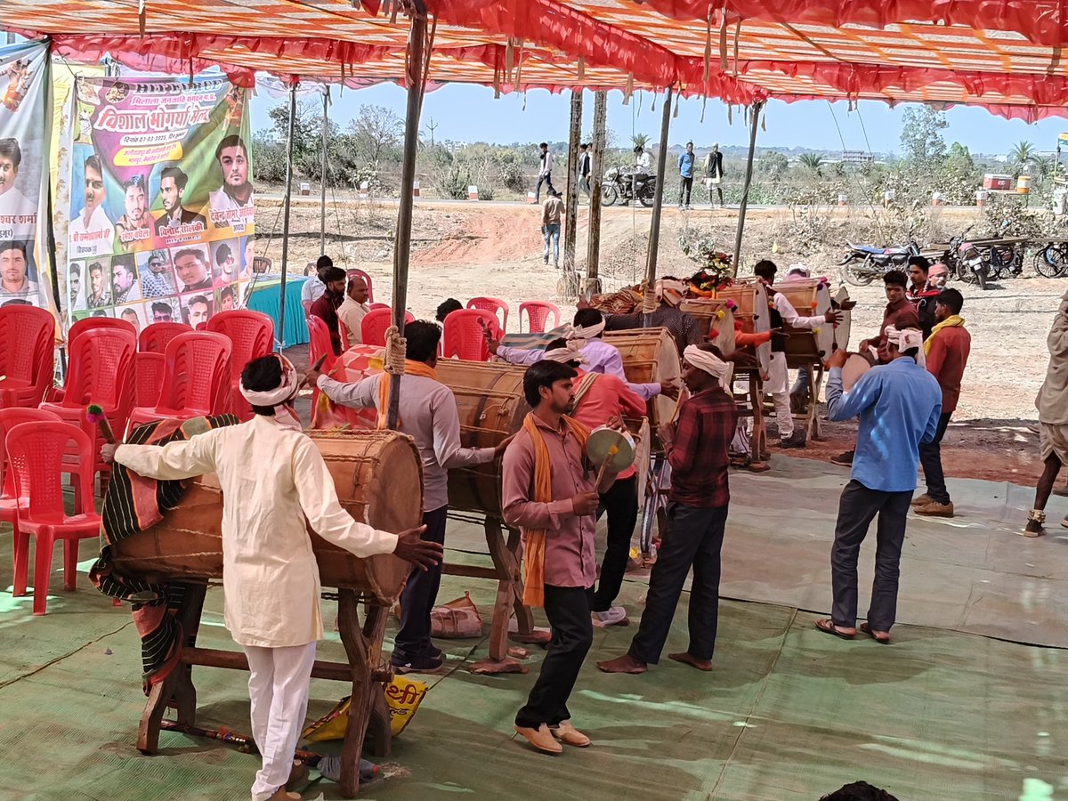 Abhedya2015's tweet photo. The traditional annual Bhagoriya Mela was held near our village, Kekadiya, drawing around 300-400  villagers. The mela was inaugurated by Shri Rameshwar Sharma, MLA (MP), who appeared to thoroughly enjoy the rhythmic beats of tribal music, immersing himself in the festive spirit. https://t.co/754LcLDD2I