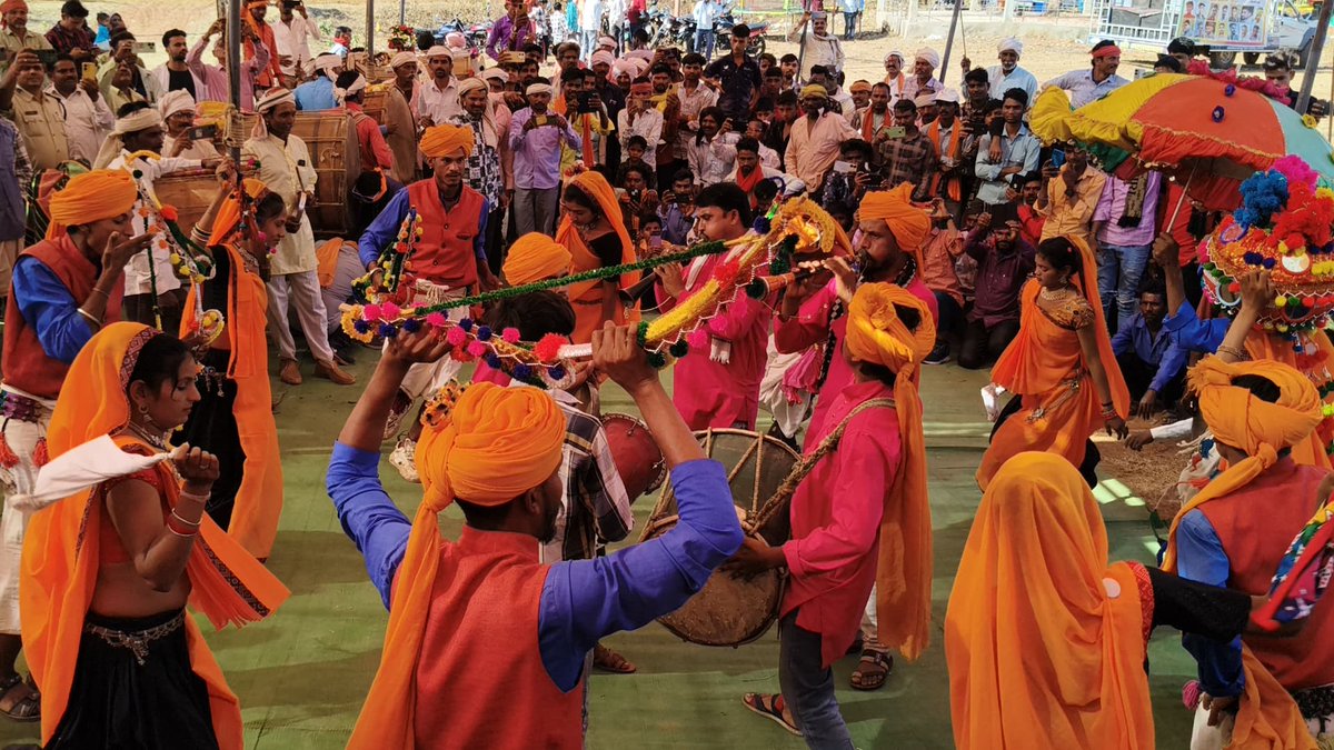 Abhedya2015's tweet photo. The traditional annual Bhagoriya Mela was held near our village, Kekadiya, drawing around 300-400  villagers. The mela was inaugurated by Shri Rameshwar Sharma, MLA (MP), who appeared to thoroughly enjoy the rhythmic beats of tribal music, immersing himself in the festive spirit. https://t.co/754LcLDD2I