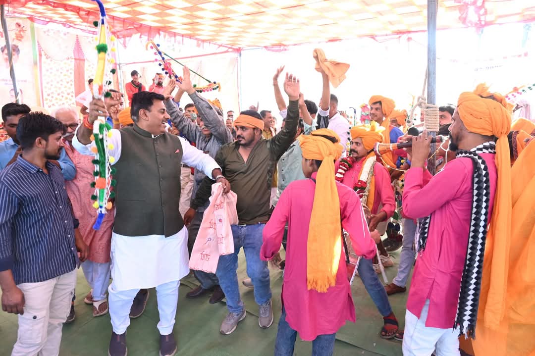 Abhedya2015's tweet photo. The traditional annual Bhagoriya Mela was held near our village, Kekadiya, drawing around 300-400  villagers. The mela was inaugurated by Shri Rameshwar Sharma, MLA (MP), who appeared to thoroughly enjoy the rhythmic beats of tribal music, immersing himself in the festive spirit. https://t.co/754LcLDD2I