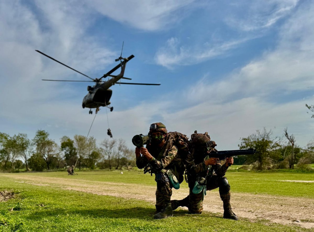 RisingStarCorps's tweet photo. #IndianArmy 
#IAF 
#JointOperations 

Seamless Operational Synergy &amp; Preparedness!

#Tigerdivision &amp; #IAF showcased robust synergy during an Interoperability Exercise in #Jammu.

@adgpi 
@westerncomd_IA
@IAF_MCC
@PRODefencejammu https://t.co/IKLLH0HHl4