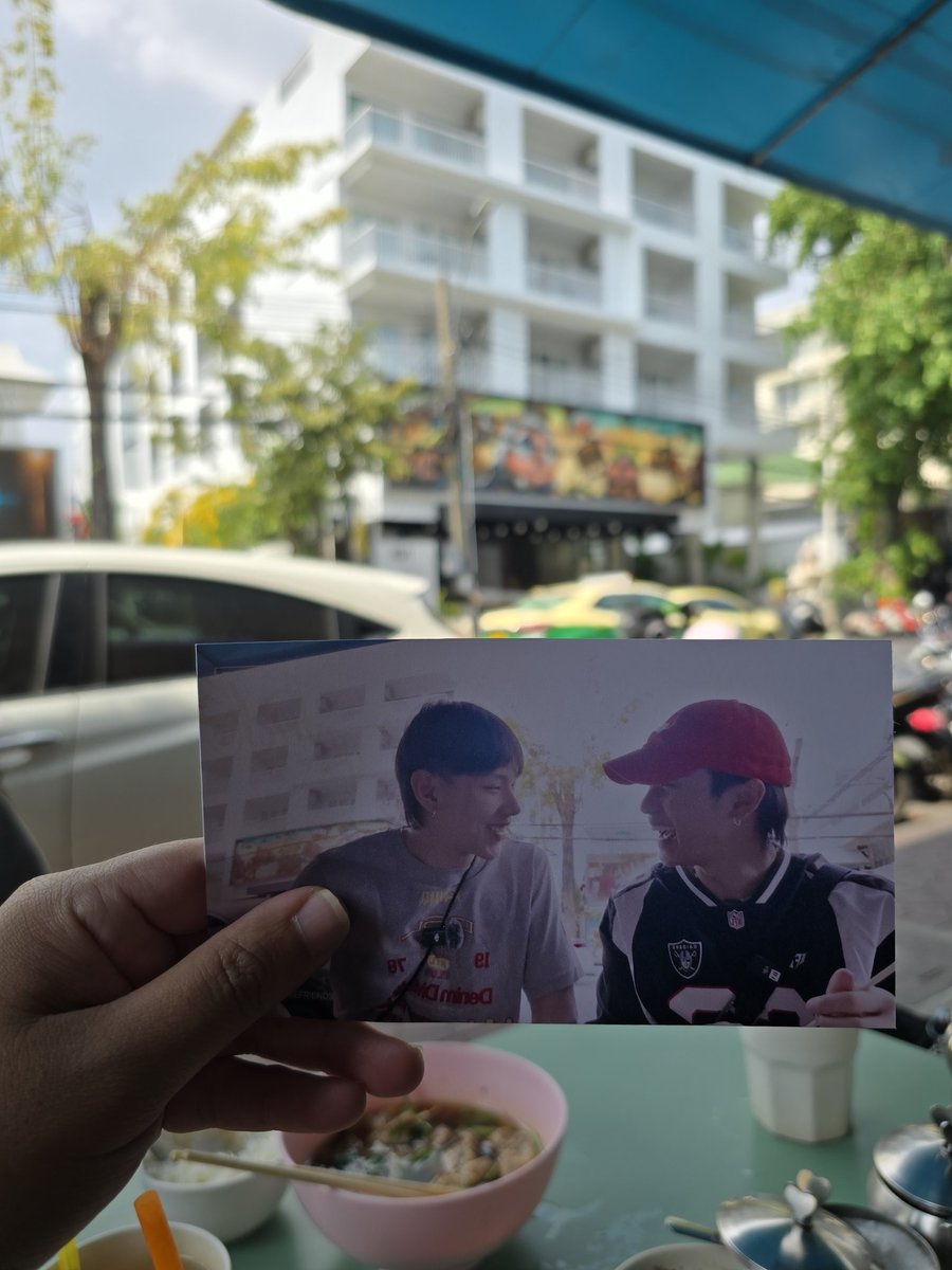 jjiija14's tweet photo. ไปฮะ
-ร้านโรตีKarim
-ร้าน108juices (อู๋โรดไม่ได้กินแต่พี่ได้กินนะ น้ำผลไม้ฟินมากเตง🙂)
-ร้านก๋วยเตี๋ยวนายโส่ย (อันนี้นั่งโต๊ะเดี๋ยวกันกับน้องเลย เพราะอะไรคะ? เพราะมีพัดลม55555)
#CLOSEFRiENDss3_EP1
#OuRoadKhotFan
#DaouOffroad #ต้าห์อู๋ออฟโรด https://t.co/DyqLtP1sRR