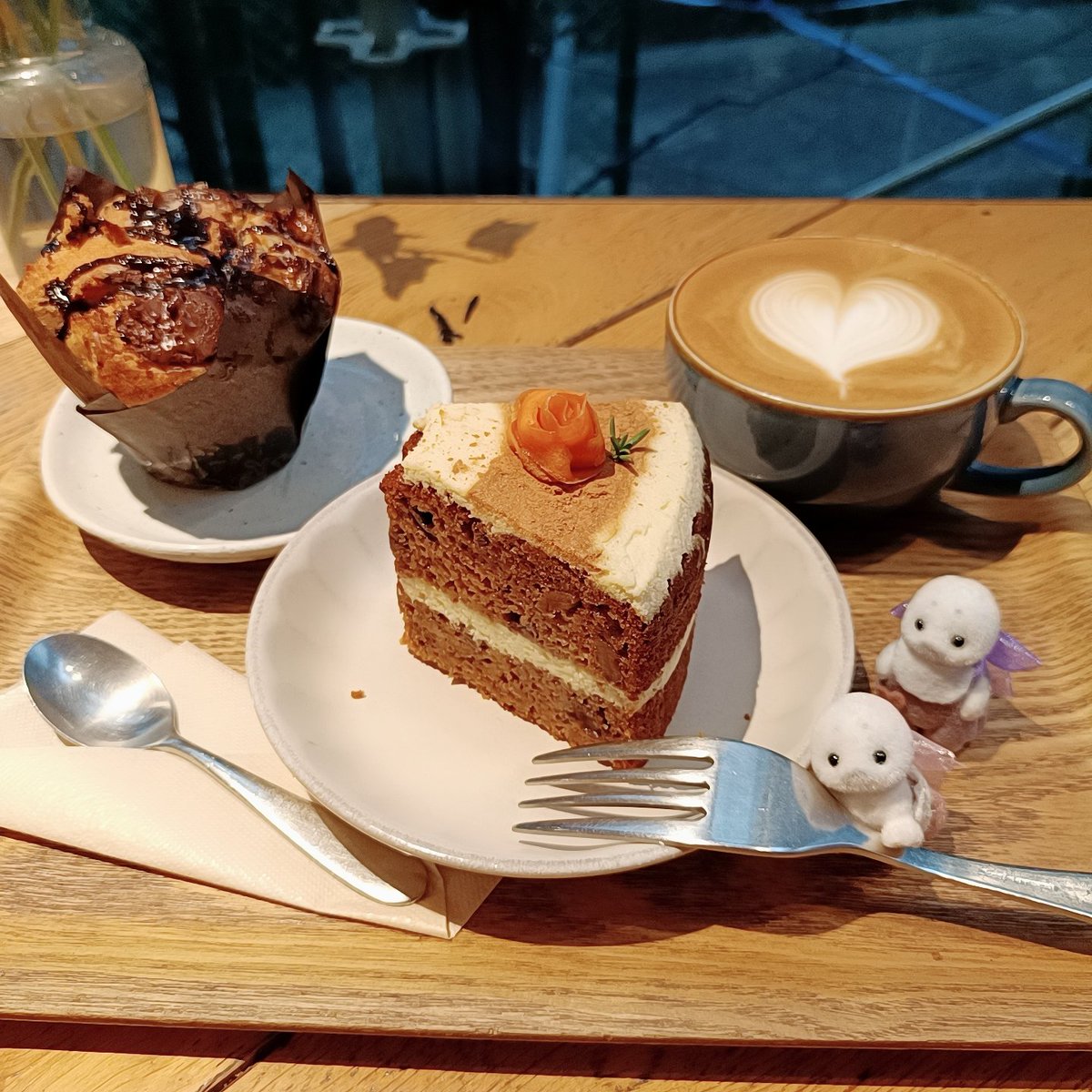 「朝昼ごはん&おやつだからスイーツ2個食いが許されるってわけ」|🍖リリィ🍙のイラスト