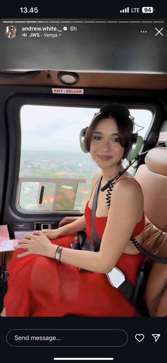 kaptenAmercia's tweet image. LOOK AT THAT RED DRESS??? PERFECTLY STUNNING. THE FLOWERS AND HELICOPTER RIDE??? ITS GIVING ANASTASIA AND MR. GREY😭😭😭😭😭