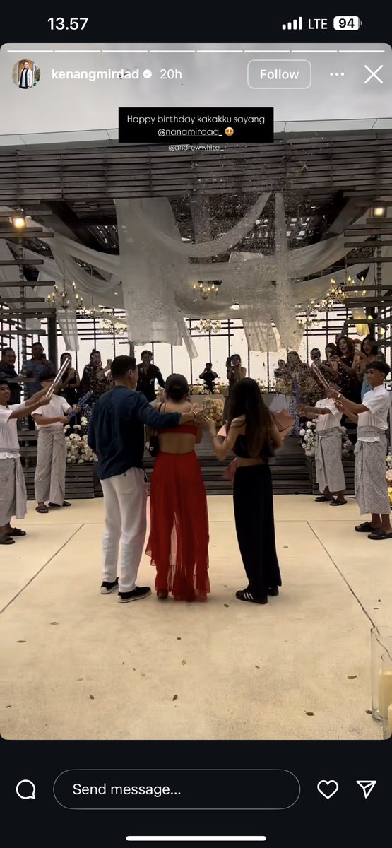 kaptenAmercia's tweet image. LOOK AT THAT RED DRESS??? PERFECTLY STUNNING. THE FLOWERS AND HELICOPTER RIDE??? ITS GIVING ANASTASIA AND MR. GREY😭😭😭😭😭