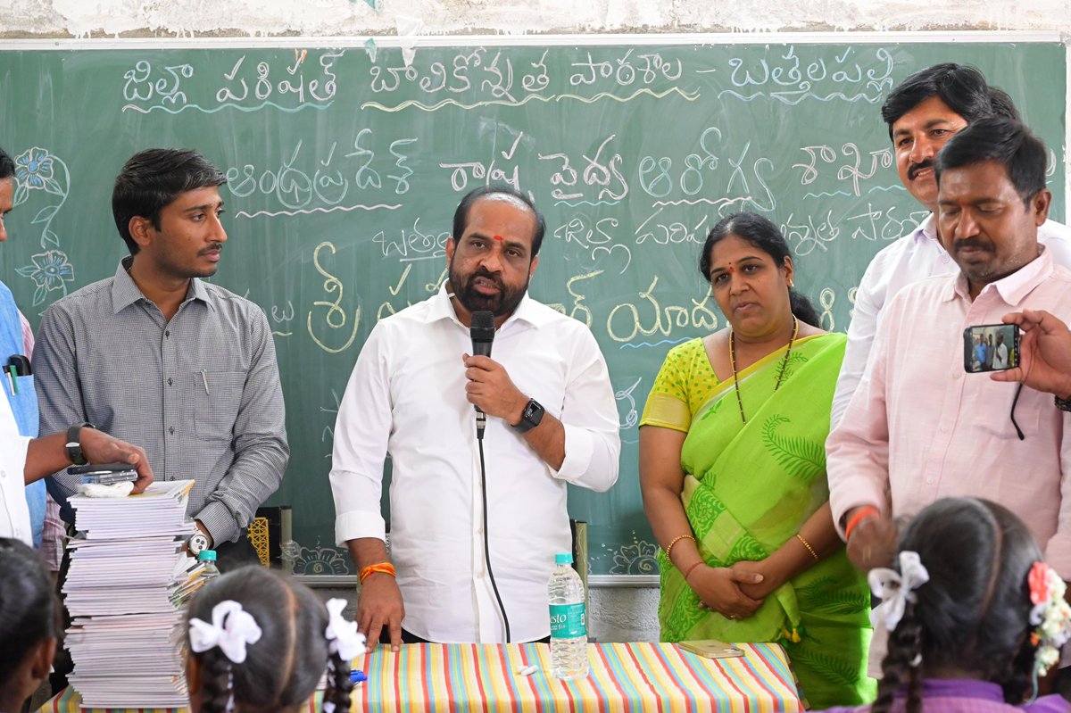 OfficeOfSKY's tweet photo. బత్తలపల్లెలోని బాలికల హైస్కూల్ లో బీసీ వసతి గృహం భవనాలను రాష్ట్ర వైద్యారోగ్య శాఖ మంత్రి శ్రీ సత్యకుమార్ యాదవ్ గారు ప్రారంభించారు. వసతి గృహంలో గదులు, సౌకర్యాలు పరిశీలించారు. బాగా చదువుకోవాలని; తల్లిదండ్రులకు, సొంతూరుకు పేరు తెచ్చేలా జీవితంలో స్థిరపడాలని విద్యార్థినిలకు సూచించారు. https://t.co/S8AQUBAm8x