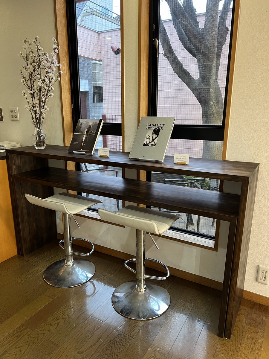 新しい机の評判がいいのですが、近くのトゥーズさんで購入させて頂きました。
作家さんのBAR TIMEやったり、写真集たくさん並べたりできたらなぁと！

火星人の会のクリスマスギフトもトゥーズさんで。トゥーズさんは素敵なアンティーク商品ばかりで、大好き！ぜひ🫶
maps.app.goo.gl/pbsKQJFGZctWsx…