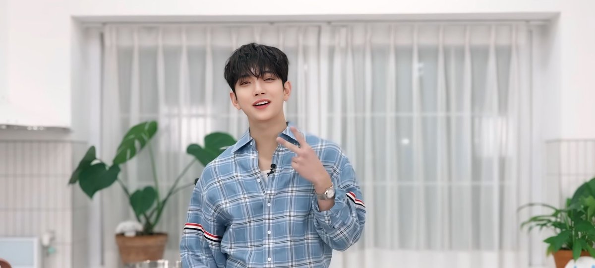 rhythmsolitude's tweet image. ㅤ
“Halo!” Mata kamera menyorot Kalingga, menangkap senyum simpulnya yang mengembang pelan, mengisyaratkan bahwa ia telah siap menyapa pemirsa.

Jemarinya bergerak santai di atas meja, merapikan posisi gelas kaca bening yang sudah berbaris rapi,  &amp;lt;...&amp;gt; 
ㅤㅤ