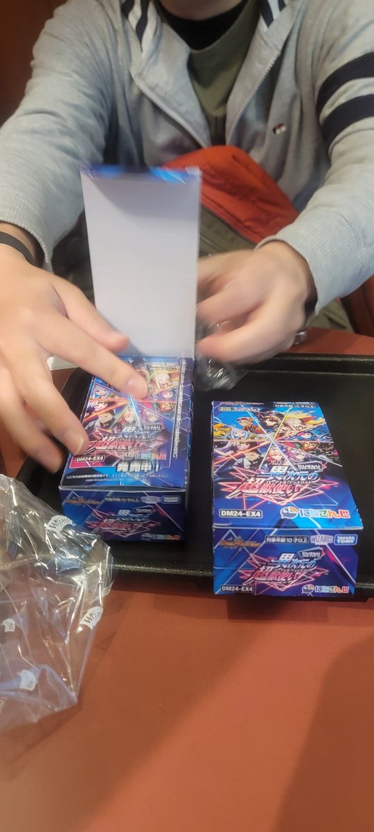 kill0AC_130's tweet photo. 友達とデュエマ20年ぶりに開封します https://t.co/9DqedkIHXM