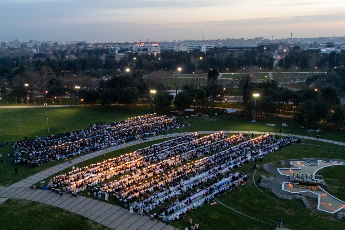 trthaber's tweet photo. Yıldız Teknik Üniversitesi öğrencileri iftar sofrasında buluştu.

2. Geleneksel YTÜ Fark İftarı'nda 3 bin 100 öğrenci birlikte oruç açtı. https://t.co/90cCnLXslm