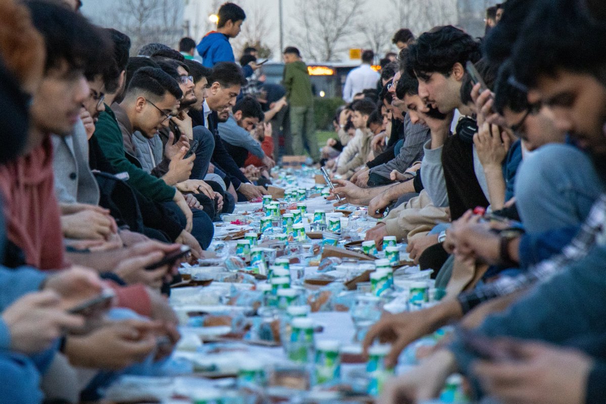 trthaber's tweet photo. Yıldız Teknik Üniversitesi öğrencileri iftar sofrasında buluştu.

2. Geleneksel YTÜ Fark İftarı'nda 3 bin 100 öğrenci birlikte oruç açtı. https://t.co/90cCnLXslm