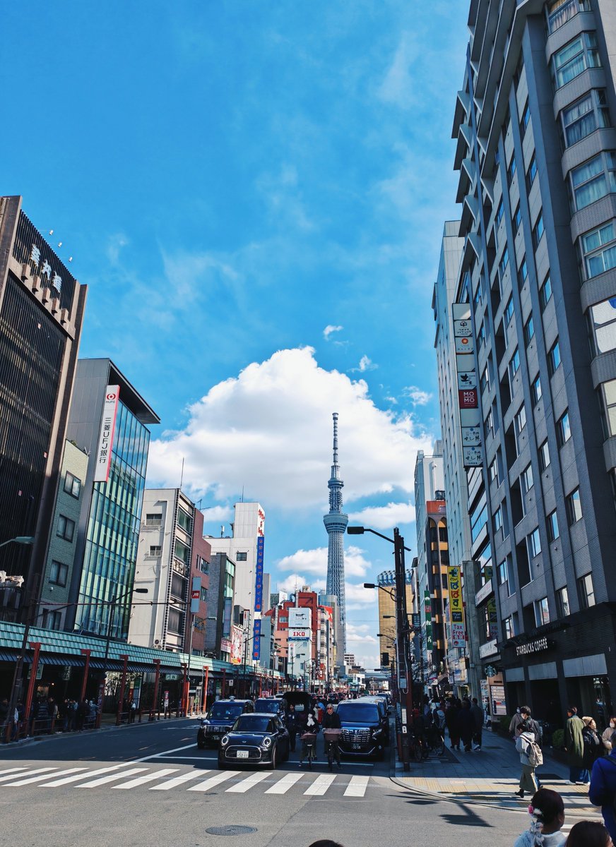 东京，干净，空间狭小，国际化程度高，打车贵（国内8-10倍），酒店贵房间小，饮食健康低油低盐，往返机票便宜。
重点：哥们老婆陪同。