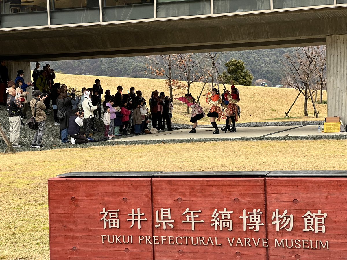 #さくらいと 桜前線ストリートライブツアー 嶺南編
最終地　若狭三方縄文博物館そして、急遽屋根の下スペースを許可いただいた福井県年縞博物館でのストリートライブ盛況で終了いたしました❤️‍🔥‼️

寒かったですがとても良い企画内容で終えることができました。