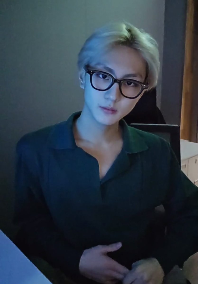 아  너무좋음 미친한1남국룰뿔테안경을써도 섹시조교로느껴짐