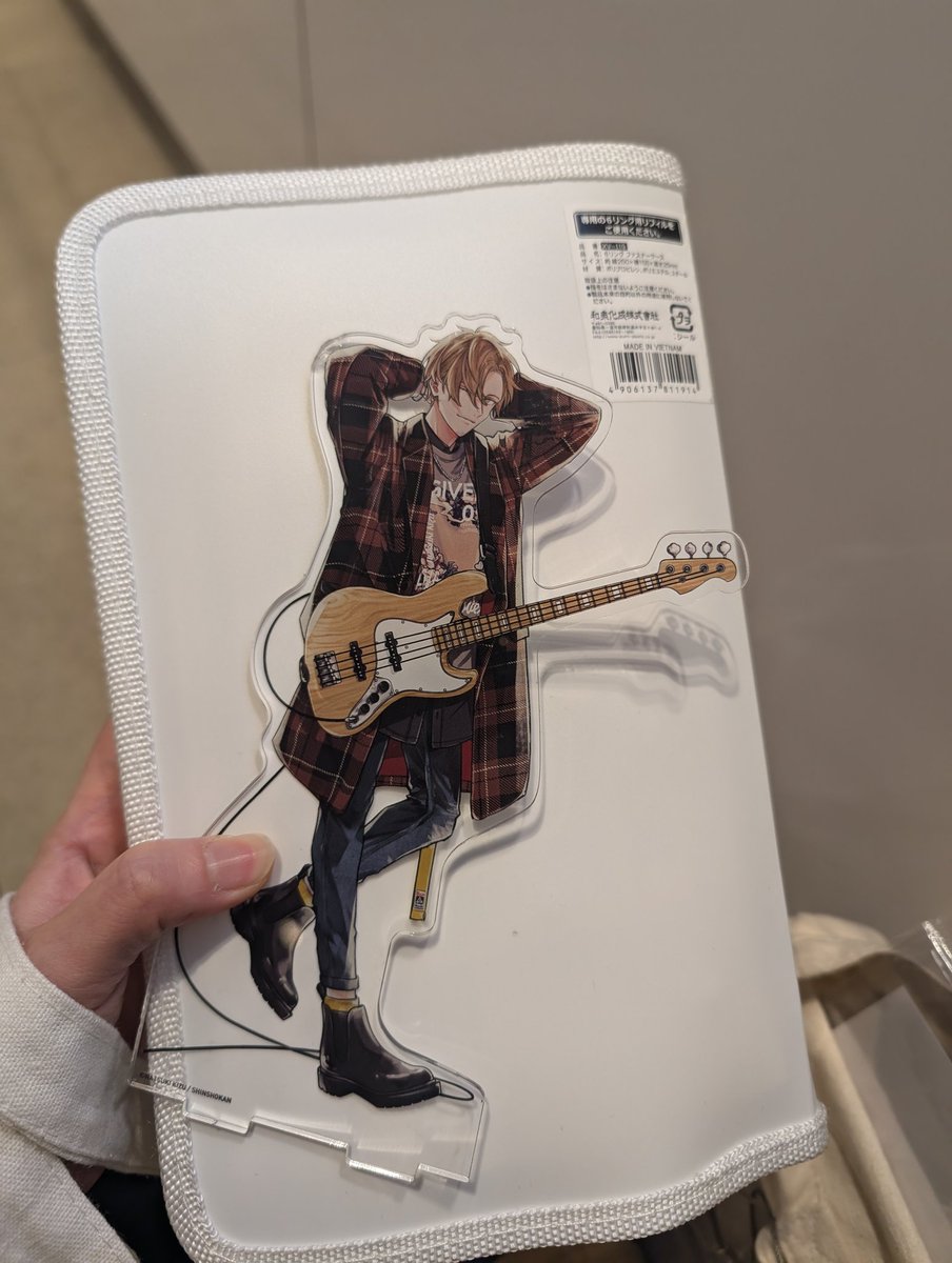 これを最後に、ギヴン展アクリルスタンド一式が、入れたケースごと紛失しました…。
撮影した時におざなりに入れたから春樹くんだけ無事という、何とも…
渋谷駅でこのケースのグレーを見かけた方がいらっしゃいましたら教えていただけると嬉しいです…