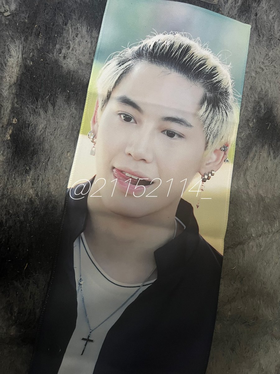 2152114_'s tweet photo. ผ้าของด้ายแดงได้มาจากมีตด้ายแดง อีกผืนนึงด้านนึงชื่อบุ๋น ด้านนึงรูปบุ๋น เพราะโดเนทเลยได้มาหรือป่าวนะถ้าจำไม่ผิด อันนี้เสียเงินได้มาทั้งคู่เลยย เค้าขอ 2 ผืน 30 บาทค่า

#ตลาดนัดบุ๋นเปรม #บุ๋นเปรม https://t.co/MplBMfCDaS