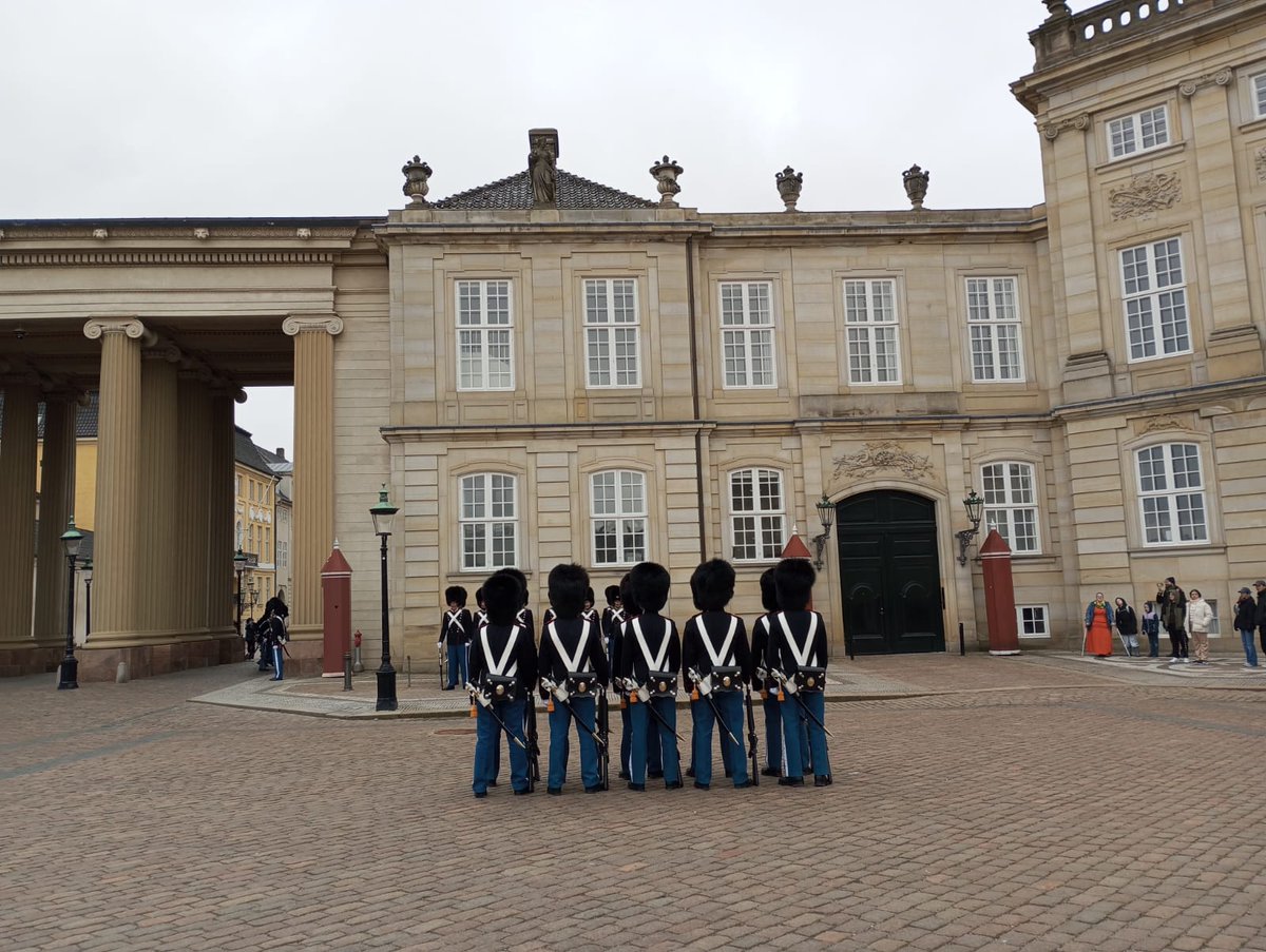 Ja hem començat l'aventura a terres daneses! Avui, hem visitat Copenhaguen: hem caminat molt, però ha valgut la pena! Finalment, hem arribat a Svendborg, on ens hem retrobat amb els nostres Partners. Ens espera una setmana ben plena de noves experiències...