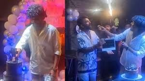 SooriyanFMlk's tweet photo. கூலி திரைப்படத்தின் படப்பிடிப்புத் தளத்தில் தன்னுடைய பிறந்தநாளை கேக் வெட்டிக் கொண்டாடினார் இயக்குநர் லோகேஷ் கனகராஜ் .
#sooriyanfm #cinemanews #kooli #rajini #lokesh https://t.co/vt4aOg7ktb