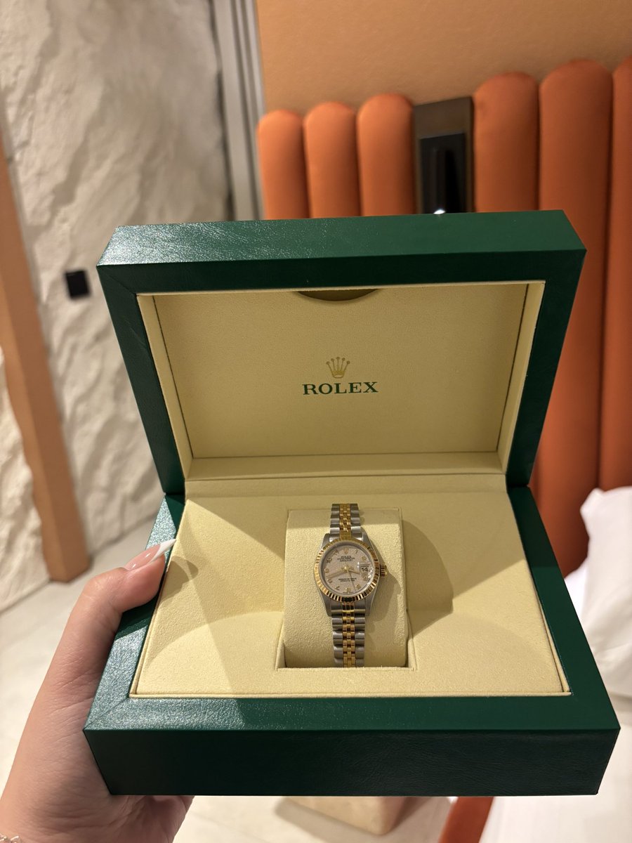 shes just so gorgeous, shout out to <a href="/TraxNYC/">TraxNYC</a> the best of the best 🤑