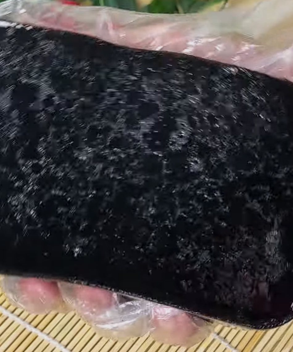 MAHAGRlD's tweet photo. Kini dirinya mengambil fokus pada cincau berbentuk dadu, berukuran cukup lebar, sebab menutupi seluruh mangkuk. Diarahkan pada kamera untuk memperjelas terhadap apa yang akan ia kerjakan, “Cincau dadu ya ges ya.” https://t.co/6h79wDxVl0