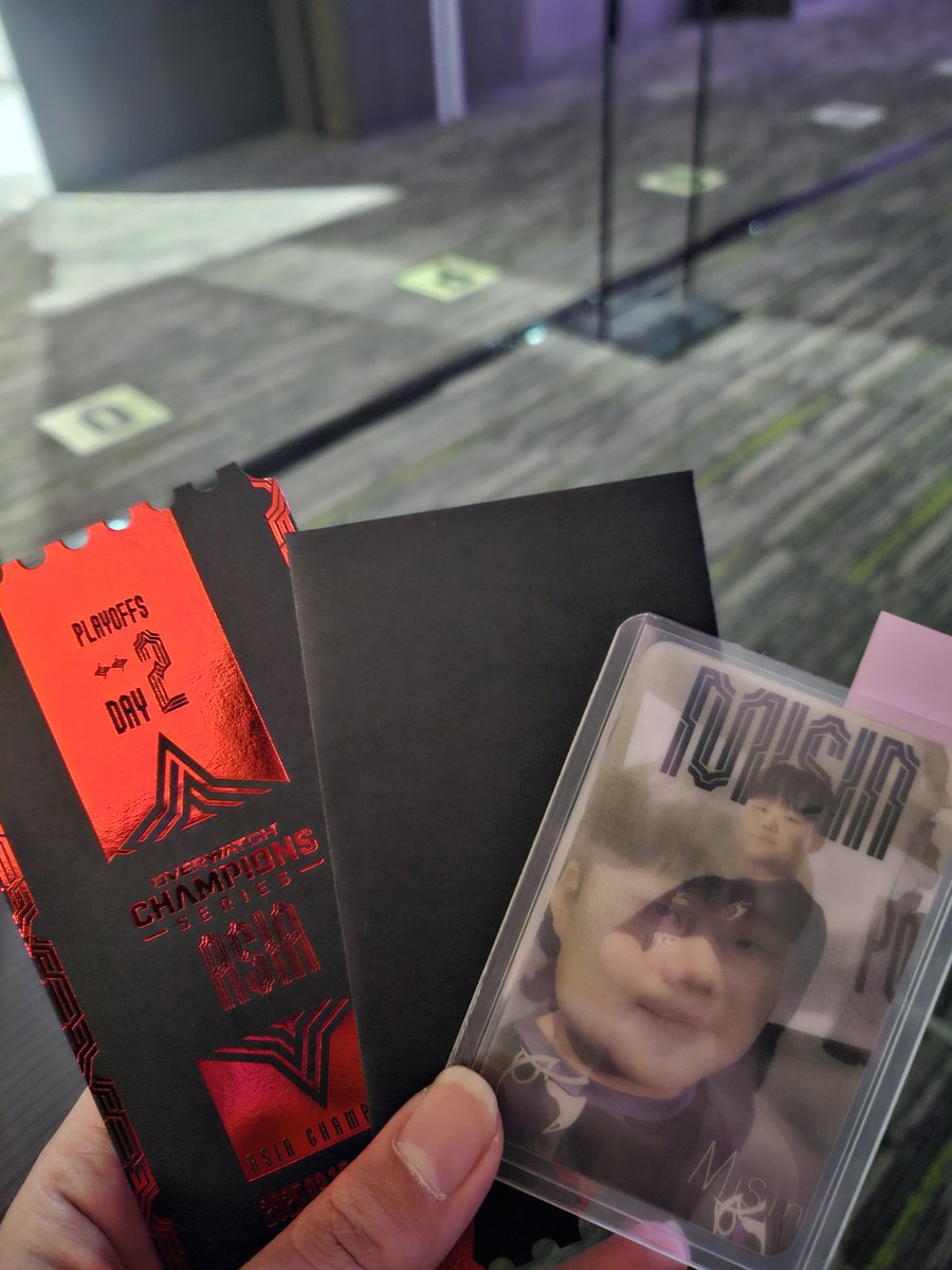 Luce_520's tweet photo. OWCS asia 포카, 포카들어있던 봉투, 오리지널 티켓 이거 다 가지실분 있으신가요 오늘 현장에서 바로 드릴 수 있어요 https://t.co/lR5mvY68Y2