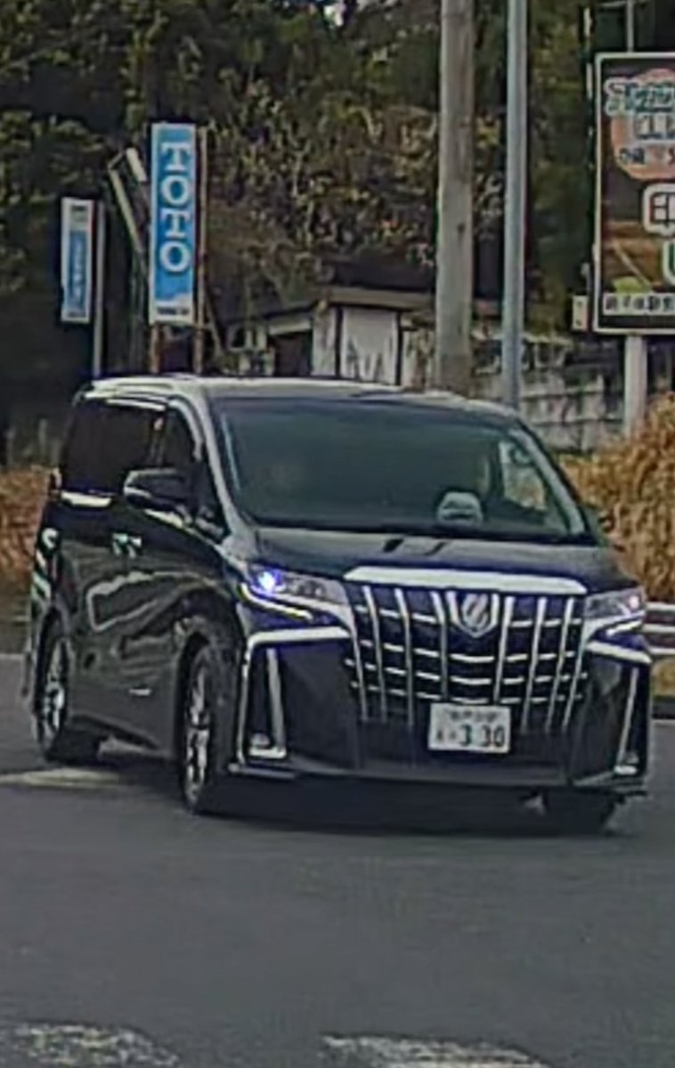 asayan_0412's tweet photo. 当たり前のように信号無視するヤバいやつおった。
アルファードってホント乗ってるヤツのイメージが悪いよな～
弟も乗ってるが、、、
#ドライブレコーダー
#ドラレコ https://t.co/erMXmbTNKy