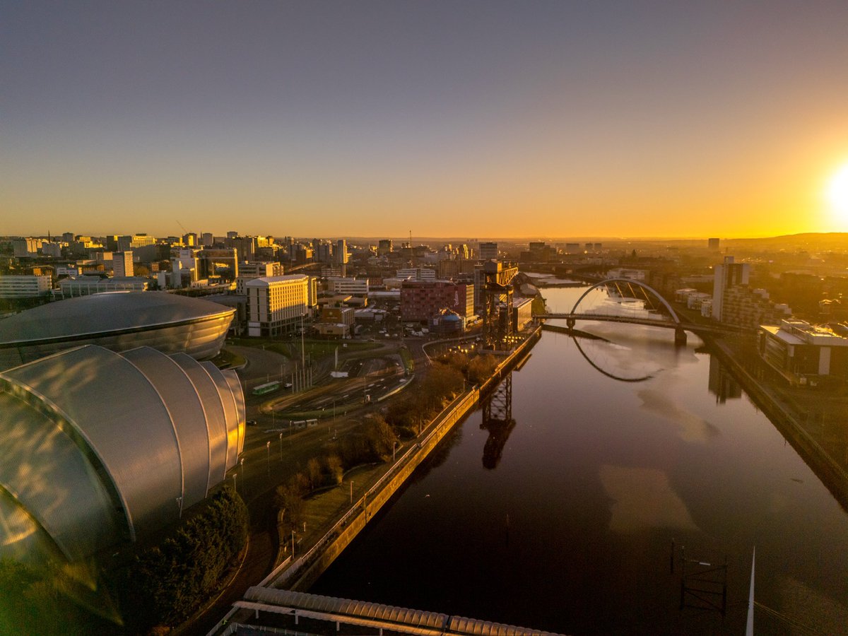 Glasgow when the sun is out 😍👌🏼😍
#Glasgow #Drone