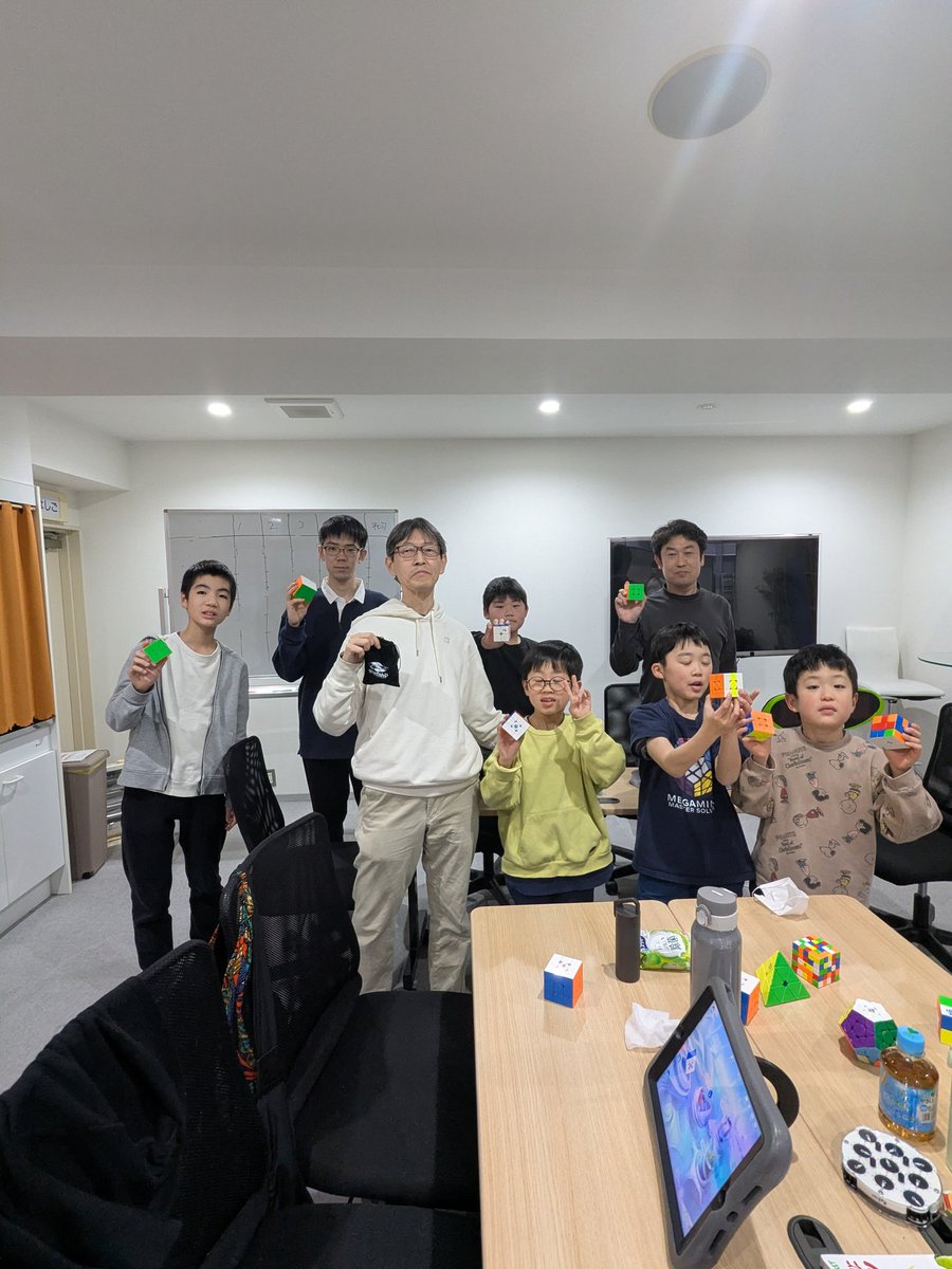 金鯱ルービックキューブ会第8回を開催しました♪
Clockと3×3×3キューブとsq-1の計測会をしましたよ〜♪
今回から会場を変更、広くて快適でした😄
来月からドイツへ行くスピードキューバーくんがいます。ドイツ行ってもスピードキューブ続けてね。日本から応援してます😊