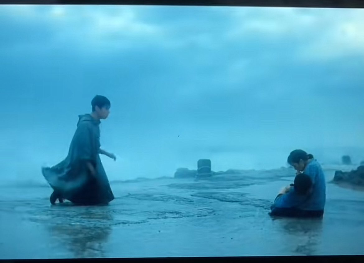 shewhoscrivens's tweet image. ...this scene should secure them an easy daesang 💯🔥

#spoileralert #WhenLifeGivesYouTangerines