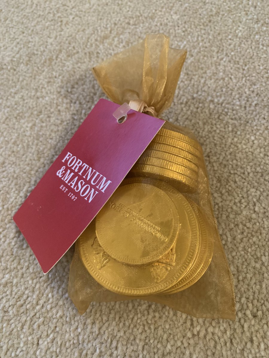 DBRacingUK's tweet photo. A #GIVEAWAY for #ReinosoFamily  followers. 💜😻 A hot cross bun and a net of Fortnum and Mason chocolate coins. #CaturdayEve Comment on this post to be included in the draw. Ends Sunday 8pm GMT 💜😻 https://t.co/Q0YtfgLZNB