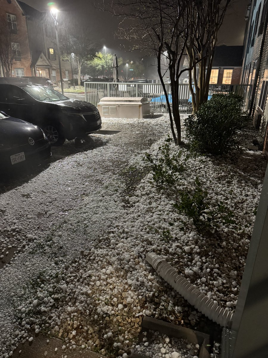 tonytx05's tweet photo. @NWSHouston @SpaceCityWX ping pong to golf ball sized hail in College Station, University @ Lincoln Ave. https://t.co/W2qJktkuPY