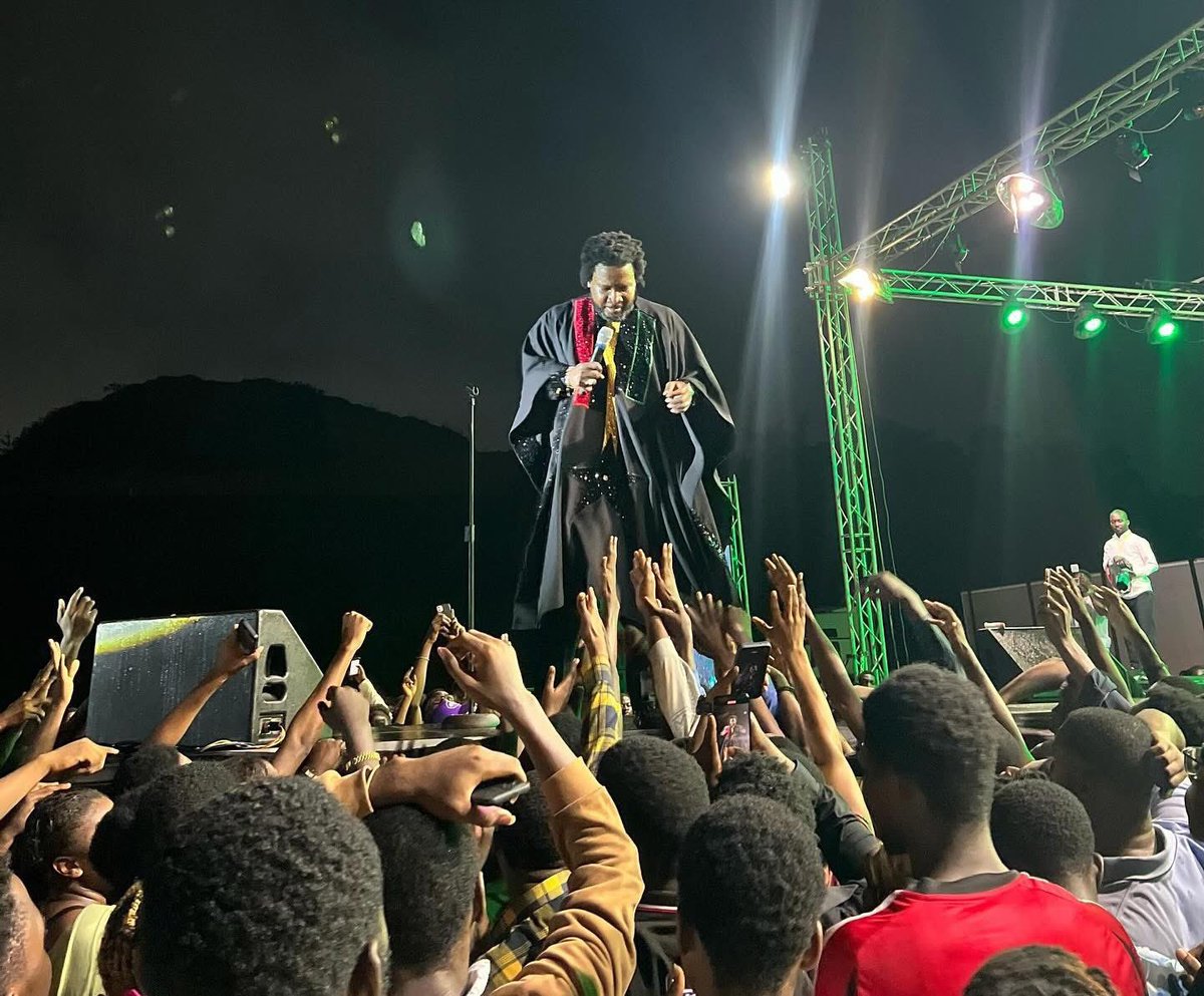 SecretnewsGhana's tweet photo. Legendary @SonnieBaduuk last night inside Tarkwa! God’s presence was felt!
Chaiii 🔥🔥🔥🔥🔥
#TheClassicBlogger https://t.co/EiXQGfXbLU