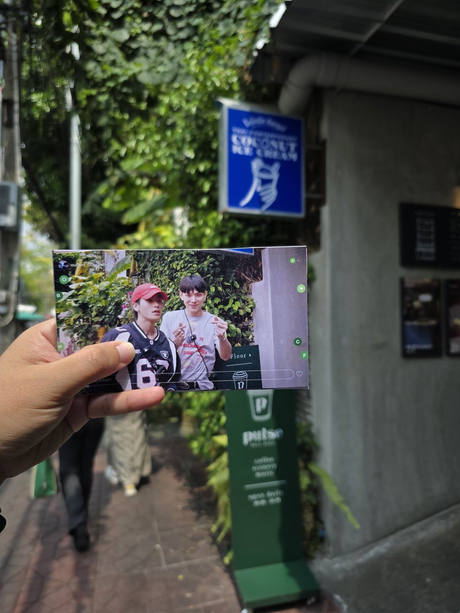 jjiija14's tweet photo. กินกะเต๋วละมาคับมาCoconut cultureต่อ นี่ละร้านต้นเหตุจจจะไปยกถาดไอติมเขา ละพนักงานบอก เอาไปแค่ไอติมได้มั้ย นอย ก็เห็นวางบนถาด นึกว่าให้เอาไปทั้งหมด55555
#CLOSEFRiENDss3_EP1
#OuRoadKhotFan
#DaouOffroad #ต้าห์อู๋ออฟโรด https://t.co/cjI3R8QJ2R