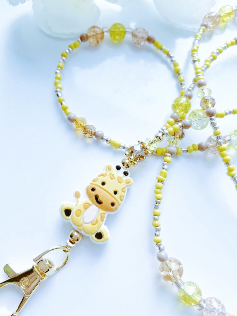 How cute are these?🦒
A new twist to my beaded lanyards 
#ukgiftam #ukgifthour #shopindie #etsygifts #CraftBizParty