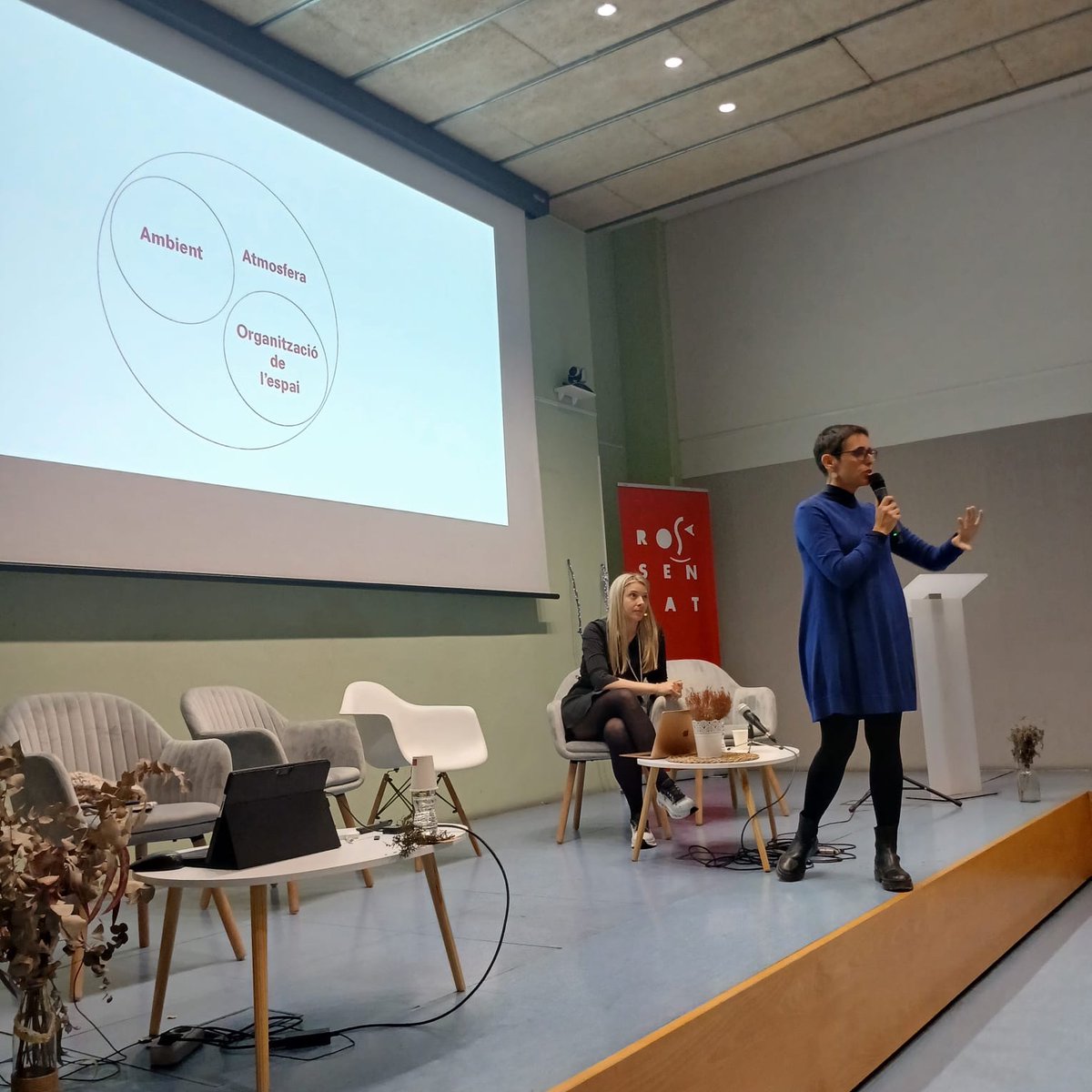 Rosa Sensat (@rosasensat) on Twitter photo 🗣️Primera ponència. <a href="/MarionaGenis/">Mariona Genís</a>: “Infància, espai, benestar i estètica: reptes i oportunitats”. Explorem com l’espai influeix en el benestar i l’aprenentatge dels infants, i com construir una estètica compartida a l’escola que es pugui sostenir i transformar amb el temps. 🗣️Primera ponència. <a href="/MarionaGenis/">Mariona Genís</a>: “Infància, espai, benestar i estètica: reptes i oportunitats”. Explorem com l’espai influeix en el benestar i l’aprenentatge dels infants, i com construir una estètica compartida a l’escola que es pugui sostenir i transformar amb el temps.